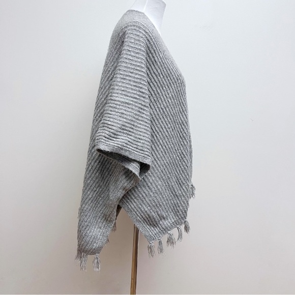 American Eagle Grey Ribbed Knit Fringe Poncho Wrap - Picture 5 of 8